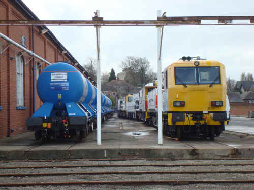 DSC02335 Leaf buster wagon 018 and MPV 98013 head rows of their respective type at York Holgate.JPG (2479448 bytes)