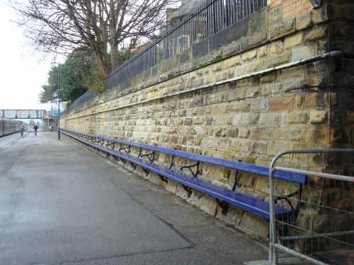 DSC02572 the longest continuous bench in the world is at Scarborough Station.JPG (2535905 bytes)